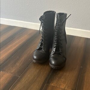 Heeled boots with laces